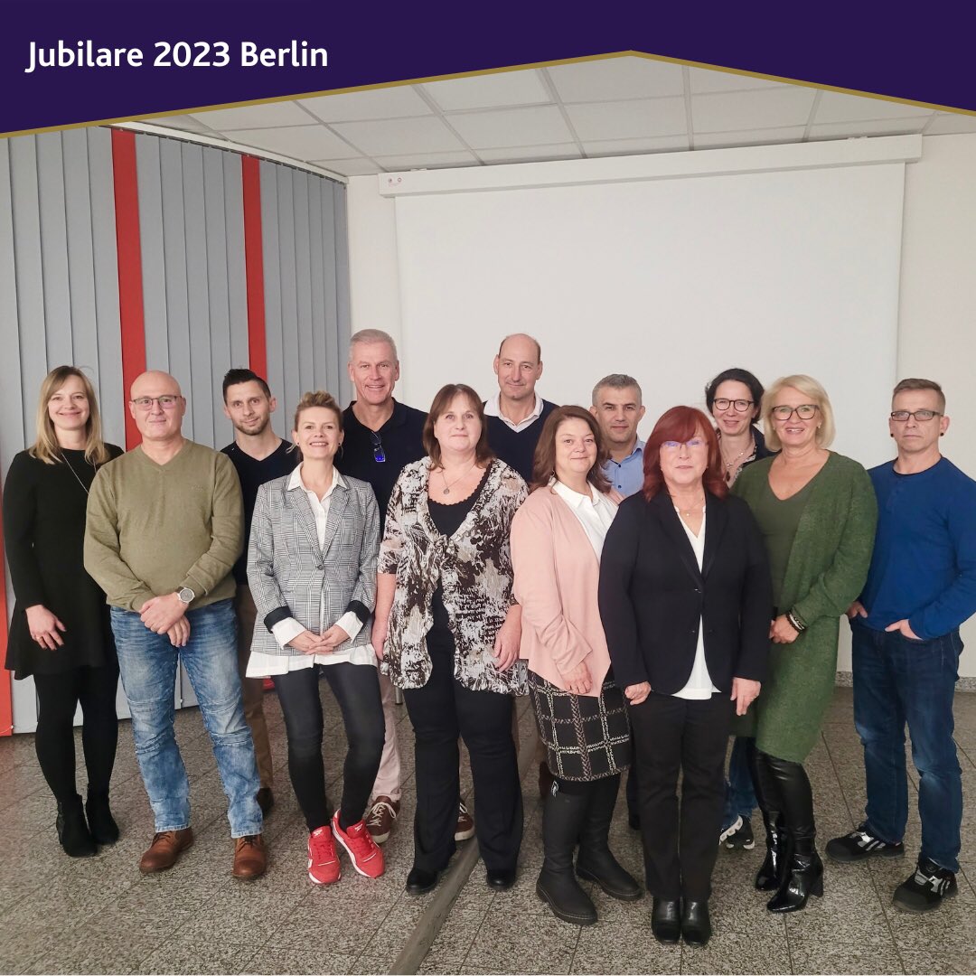 profineGroup's tweet photo. Jubilarehrung 2023 in Berlin durch unseren Inhaber Peter Mrosik 🤝
Wir danken den Kolleginnen und Kollegen für 25 Jahre Einsatz, Treue und ganz viel profine Passion 🥂💐
#GemeinsamZukunftGestalten #profine #Ehrung #Berlin #Danke https://t.co/Pw0jb8QzMa