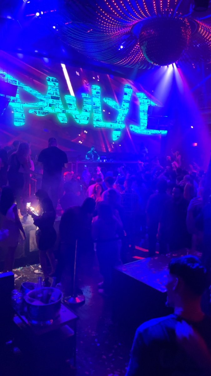 __ShannonnMarie's tweet photo. finally making it back to see @DJPaulyD 😍 https://t.co/uVxMOPs4x9