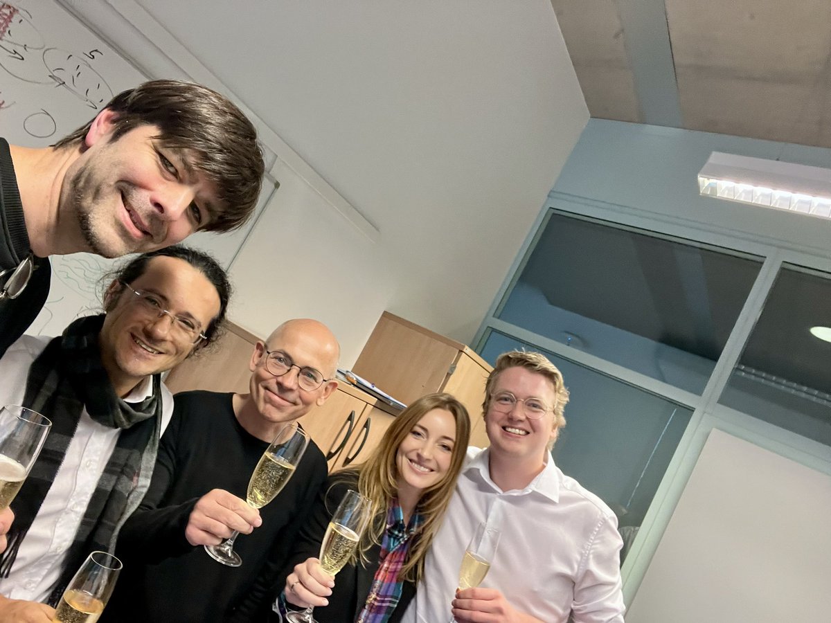 Huge congratulations to my labs very first PhD 🎓🥰 🥇Dr. Steffen Schneider @stes_io who’s also an @ELLISforEurope PhD w/@bethgelab ❤️
@EDNE_EPFL @mwmathislab 

I’m so incredibly proud that now he starts his own lab at @HelmholtzMunich ➡️ he’s recruiting! dynamical-inference.ai