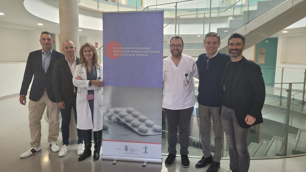 GVAdepsalutcs's tweet photo. 🏥 El gerente de @GVAdepsalutcs, @FerrandoRau participa en las ‘I Jornadas nacionales de actualización en buenas prácticas en farmacia hospitalaria para técnicos de farmacia’ #TFAR que se han celebrado en @HGUVALENCIA
👩👩👧👦Han asistido más de 50 profesionales
#FemSalutCastelló https://t.co/33bJXG16oT