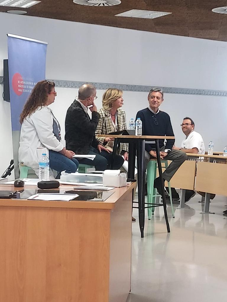 GVAdepsalutcs's tweet photo. 🏥 El gerente de @GVAdepsalutcs, @FerrandoRau participa en las ‘I Jornadas nacionales de actualización en buenas prácticas en farmacia hospitalaria para técnicos de farmacia’ #TFAR que se han celebrado en @HGUVALENCIA
👩👩👧👦Han asistido más de 50 profesionales
#FemSalutCastelló https://t.co/33bJXG16oT