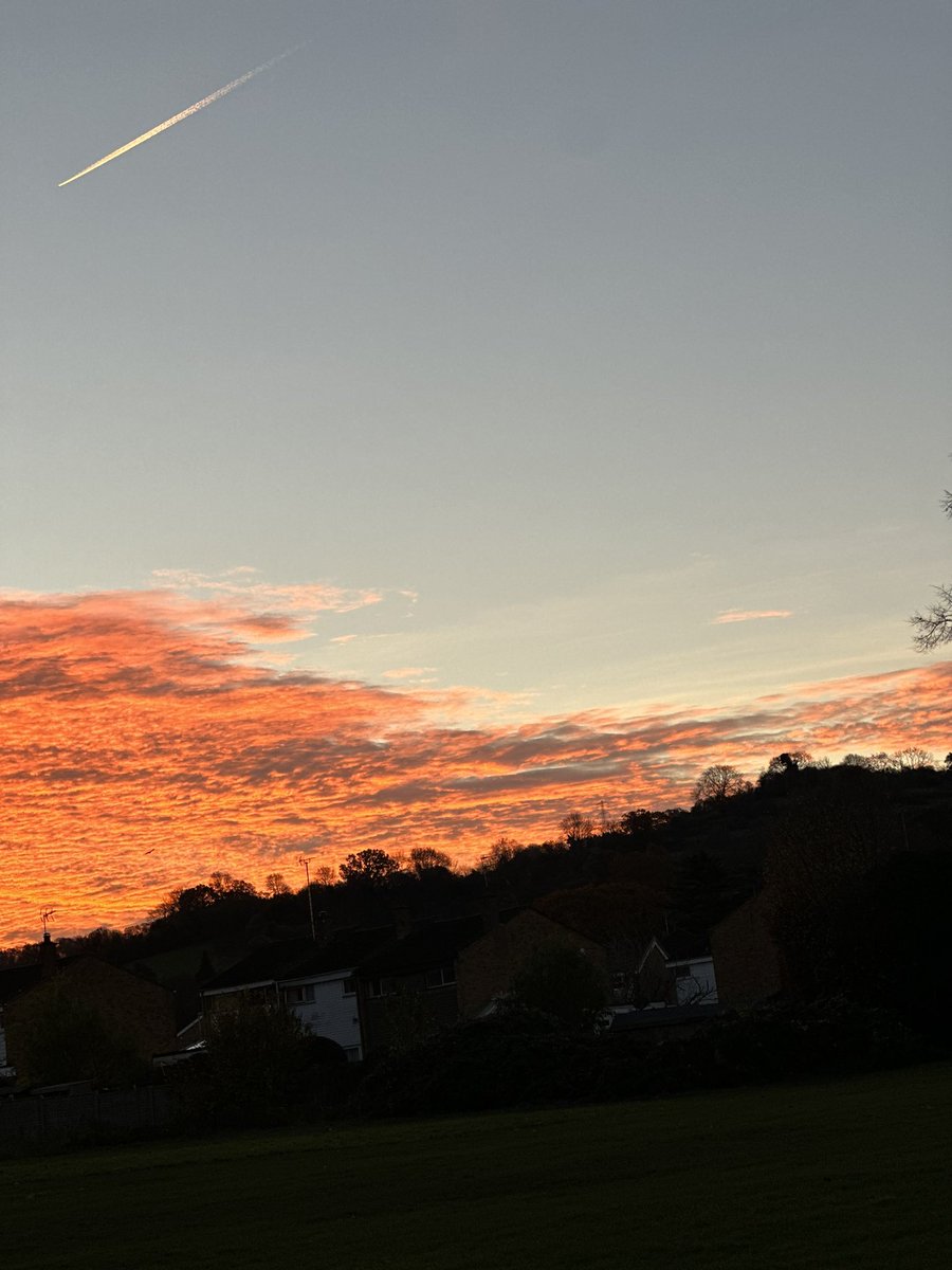 margueritejeune's tweet photo. Sunrise this morningโฆ Had to get up and walk to see thisโฆ So beautiful #Cheltenham #CheltenhamSunrise #ThisIsParkinsonโs #YOPD #NotAllBad #WhatAWeek https://t.co/3ajK7eQevn