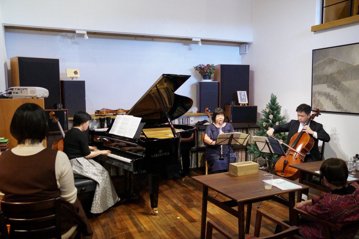 yagiyacafe's tweet photo. トリオコンサート、終演しました。
さすがブラームスは素敵でかっこいいです。でも、とても(弾くのは)とても難しい。
次回のヤギヤコンサートは11/26の午後2時からです。

#コンサート #クラシック #三重奏 #ヤギヤ #金沢 https://t.co/doYkGJ48QF