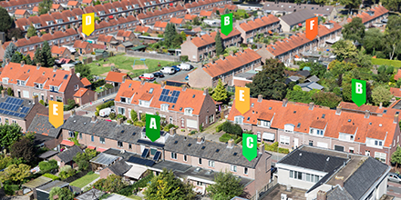 🏘️Welk effect heeft een #energielabel op de woningprijs? Maken vloeroppervlakte, woningtype en locatie verschil? Wij onderzochten het: rb.gy/qy89cm. Tipje van de sluier: een #duurzaamhuis wordt steeds vaker verkocht.