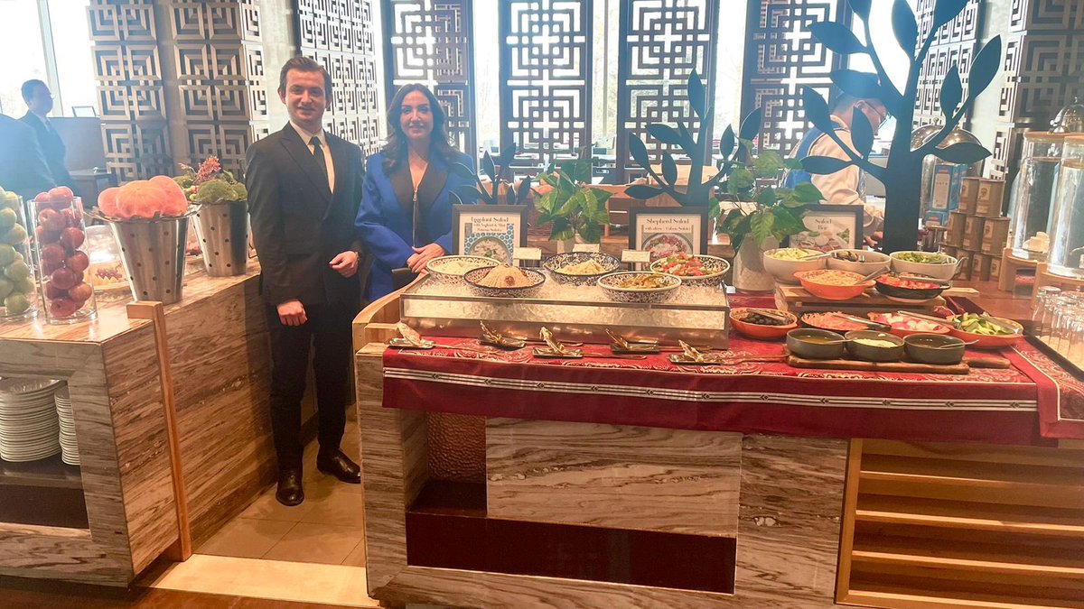 Büyükelçimiz Zafer Ateş ve Sefire Ayla Ateş, Shangri La Hotel Cafe Park’ta iki hafta boyunca Türk mutfağını tanıtacak olan şeflerimizle biraraya gelmişlerdir. 🇹🇷🇲🇳