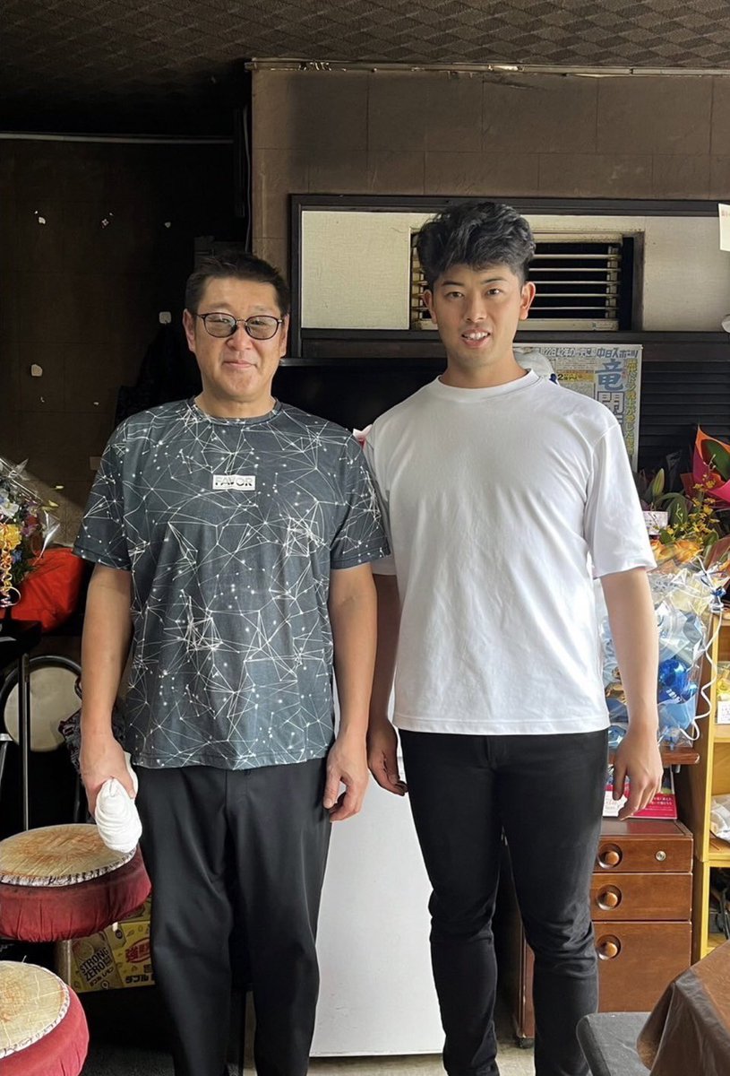 rmnryuv's tweet photo. 本日はお客さんが並んで食べに来れなかったのでドラゴンズ選手、関係者に食べていただきました。
ラーメン竜の最後のお客さんは根尾君でした。 https://t.co/oxda3oMFDr