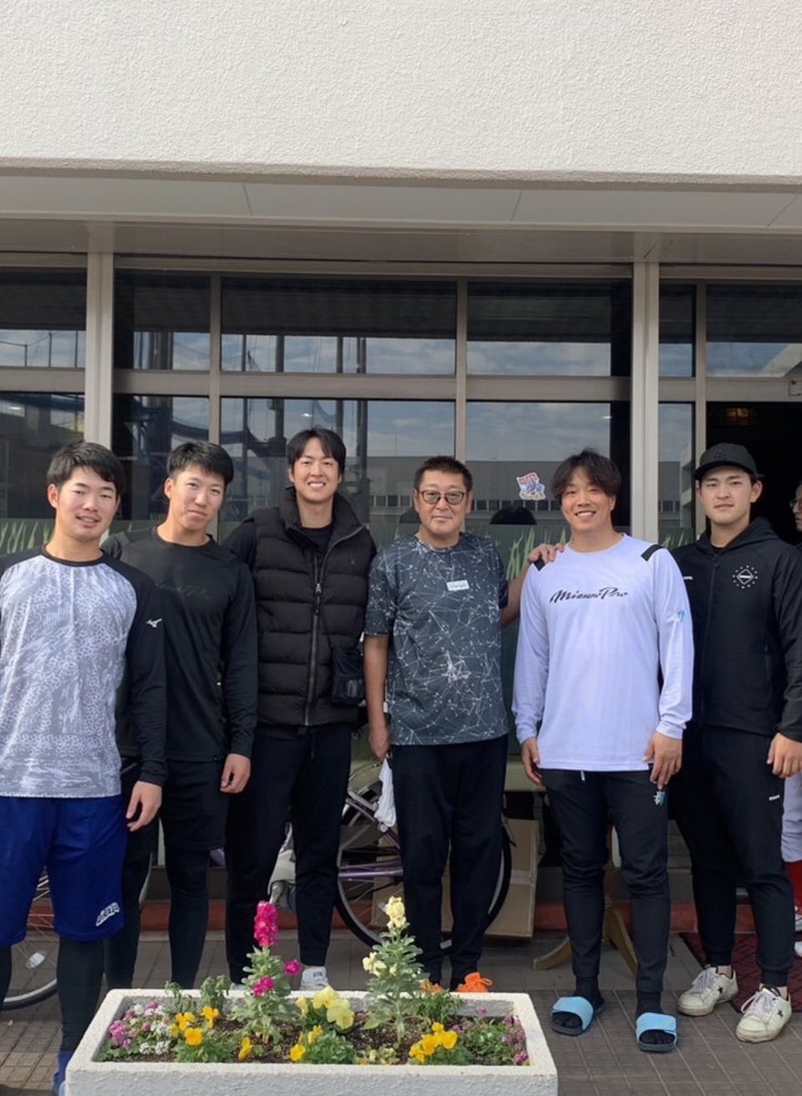 rmnryuv's tweet photo. 本日はお客さんが並んで食べに来れなかったのでドラゴンズ選手、関係者に食べていただきました。
ラーメン竜の最後のお客さんは根尾君でした。 https://t.co/oxda3oMFDr