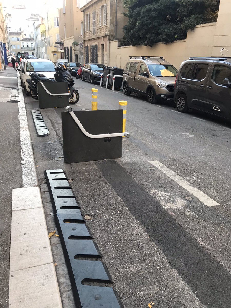 LBecard's tweet photo. J’ai beau chercher #levelo je n’en trouve pas sur mon chemin. Stations vides toujours vides #zerovelo faites quelque chose @AMPMetropole #Marseille https://t.co/7E0BQHGi9s