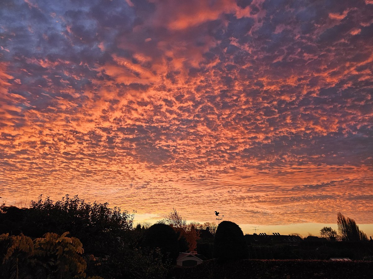Checkout that awesome sky! Beautiful sunrise over Milton Keynes. @scenesfromMK @MKCommunityHub @mkfm @ChrisPage90 @ThePhotoHour @StormHour #sunrise #clouds #beautiful