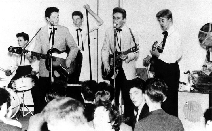 Hablemosdmuslca's tweet photo. Hoy se cumplen 66 años de la primera foto 📸 de #JohnLennon y #PaulMcCartney juntos 🤩😍

#TheBeatles https://t.co/vpqMc6y1v7