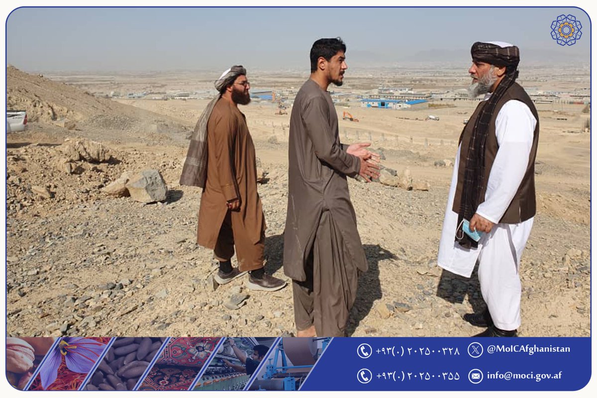 Zabehulah_M33's tweet photo. د صنعت او سوداګرۍ وزیر ښاغلي  نورالدین عزیزي د کندهار شوراندام صنعتي پارک کې دسمنټو د یوې سترې فابریکې له جوړېدو څخه لیدنه وکړه.
دغه فابریکه به د لسګونه میلیونه ډالرو په پانګونې سره جوړیږي چې په ورځ کې به د پنځو زرو ټنو سیمنټو د تولید ظرفیت ولري.
هلته به ۵۰۰۰ کسان په کار بوخت شي. https://t.co/8w0Solpe5V