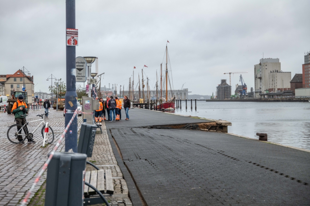 [Breaking]Skader for millioner: Kajmur ved Skibbroen risikerer at styrte i havnen -  fla.de/l/64762