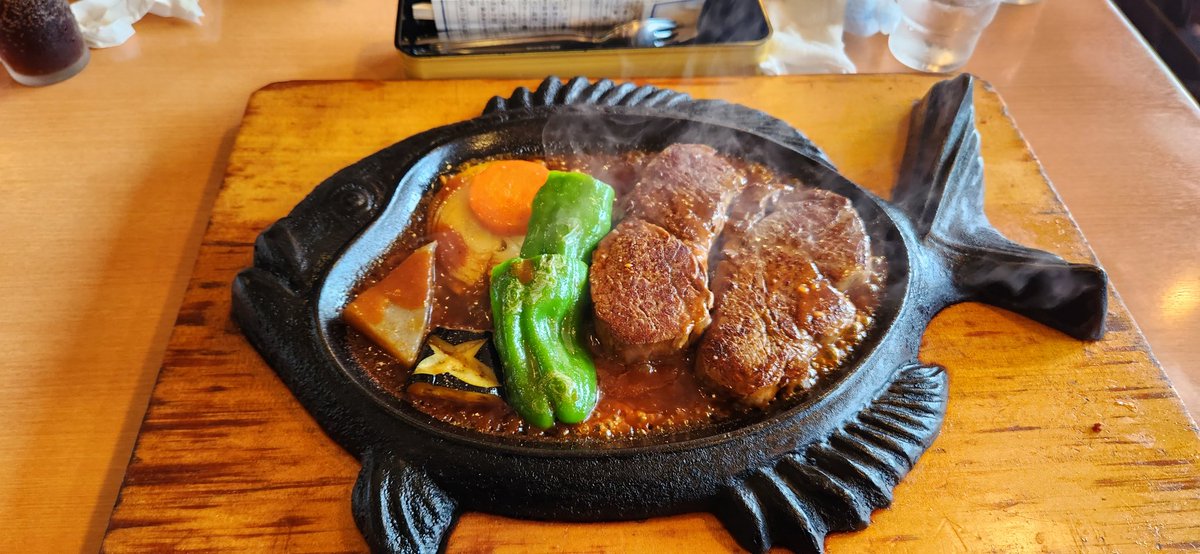 RatTrap_JP's tweet photo. 今日まだ夏？な気候の中、赤穂市のかもめ屋にて。

ヒレ肉が誕生日プレゼント。
最高だね。 https://t.co/VKruzUEMzv