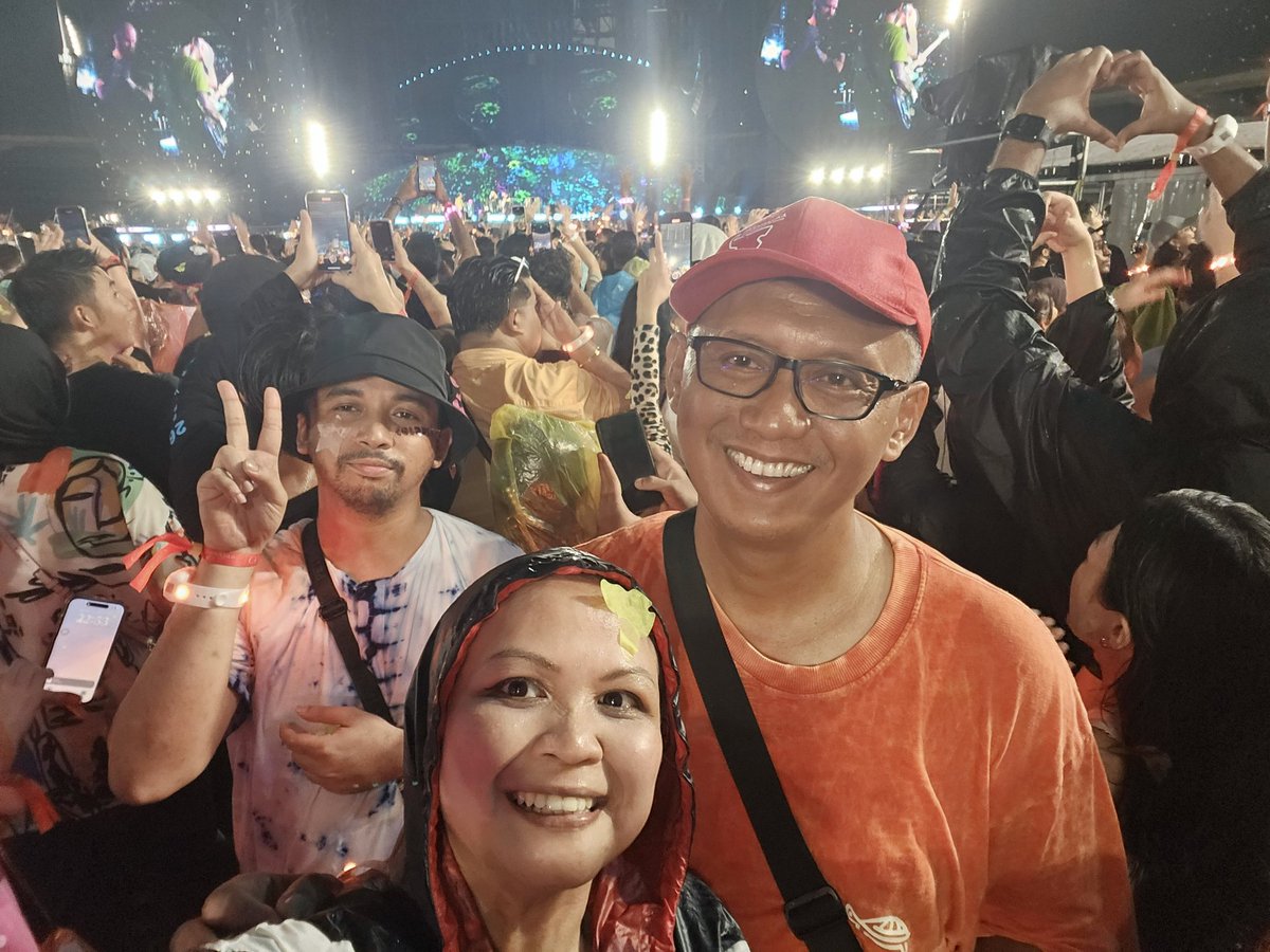 egaws's tweet photo. hi the guys whose peace beside me, nice to meet you we have a good time 🤣.Please send dm to me I will give you more pic with you on one frame 😁#coldplaykualalumpu #COLDPLAYinKL #ColdplayKualaLumpur #ColdplayinMY #Coldplay #ColdplayinKualaLumpur https://t.co/IuIC09vA51