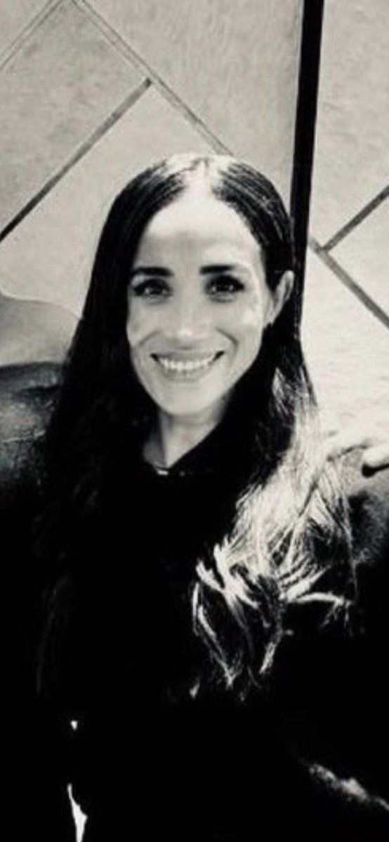 Meddy3838's tweet photo. @willireallyam1 I’d rather be stuck behind one, then to look like my face got struck by one like #MeghanMarkle 😂 Look at what it’s done to her face! It’s freaking crooked! #MeghanMarkleIsAGrifter #MeghanAndHerCrookedFace #SussexSquad https://t.co/6NswUSZxFS