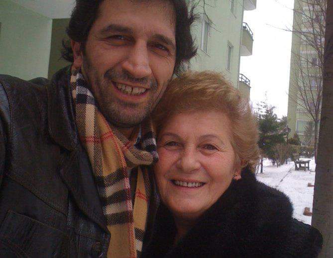 Haluk Kulaçoğlu'nun anne acısı.

Trabzonspor'un eski yıldızı hensehrimiz Haluk Kulaçoğlu annesini kaybetti.

Trabzonspor, Kayserispor, Basaksehirspor, Eskisehirspor gibi kulüplerde forma giyen eski futbolcu ve spor yorumcusu Haluk Kulaçoğlu annesi Nursen Kulaçoğlu'nu kaybetti.