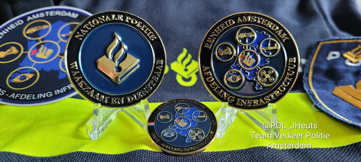 Een leuk sinterklaaskado van de #politie in je schoen?
Dit moet je er voor doen;

Volg mijn account, like en retweet dit bericht,
5 winnaars krijgen op 28 november  bericht!

De dienst Infrastructuur Amsterdam,
Daar zijn deze challenge coins van!

#Winactie #Gedicht #TeamVerkeer