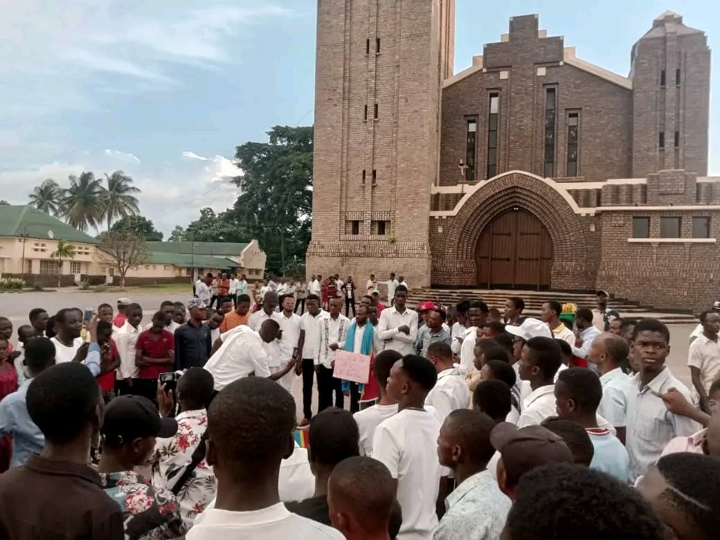 coeurdafriqueM's tweet photo. 🛑#RDC:Il y'a quelques jours les jeunes de #mbuyimayi était en recueillement à la place #bonzola en mémoire des illustres disparus de #MALEMBA #NKULU
Il n'y a pas plus grande force que l'unité des congolais,le Congo restera un et indivisible
@damkup @EddyMwela @ngoyikasanji11 https://t.co/YFMYKmp4VQ