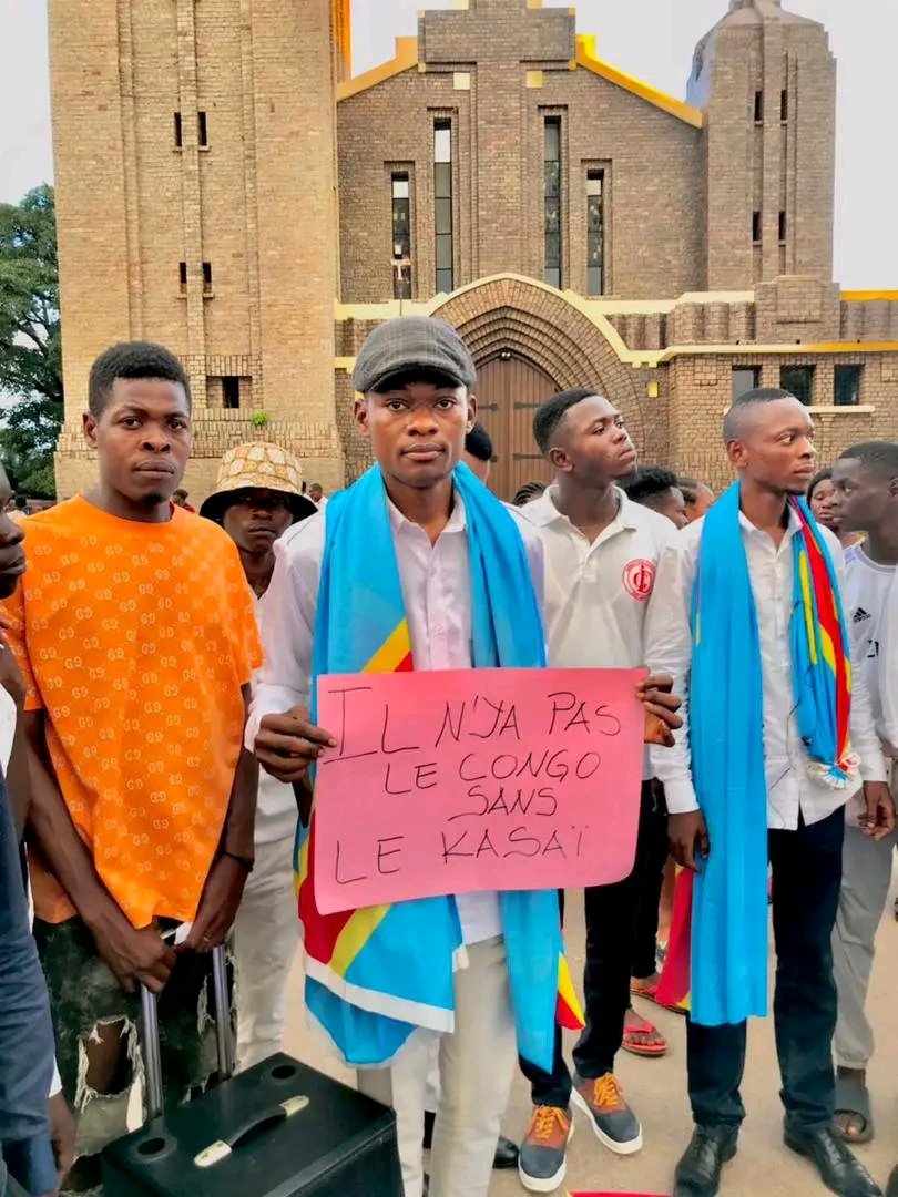 coeurdafriqueM's tweet photo. 🛑#RDC:Il y'a quelques jours les jeunes de #mbuyimayi était en recueillement à la place #bonzola en mémoire des illustres disparus de #MALEMBA #NKULU
Il n'y a pas plus grande force que l'unité des congolais,le Congo restera un et indivisible
@damkup @EddyMwela @ngoyikasanji11 https://t.co/YFMYKmp4VQ