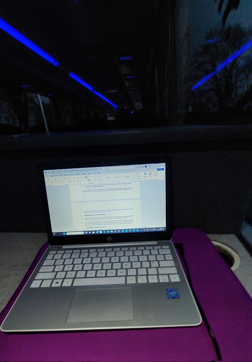 jenniesmagee's tweet photo. Thought I had a brill lil office set-up on @citylinkireland ....until it started moving 🤣Typing is impossible BUT it's a great service! #castlebartodublinairport https://t.co/fvEiBgqCpj