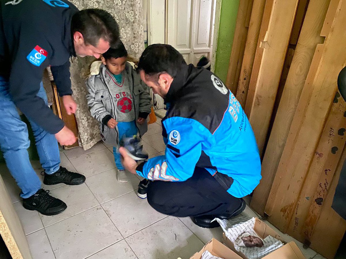 Besirdernegi's tweet photo. Bağışlarınız yürekler ısıtmaya, gönüller yapmaya vesile oluyor. 

Yalova Beşir Derneği Temsilciliğimiz, ilde bulunan ihtiyaç sahibi aileleri tek tek ziyaret ederek kışlık giyim yardımında bulundu.
İyiliğin yeryüzüne hakim olması için gündüz gece koşturan gönüllülerimize, maddi manevi destek veren bağışçılarımıza teşekkür ediyoruz. 

İyi ki varsınız, iyi ki Beşir var!

https://t.co/Iv7EJPdzFs