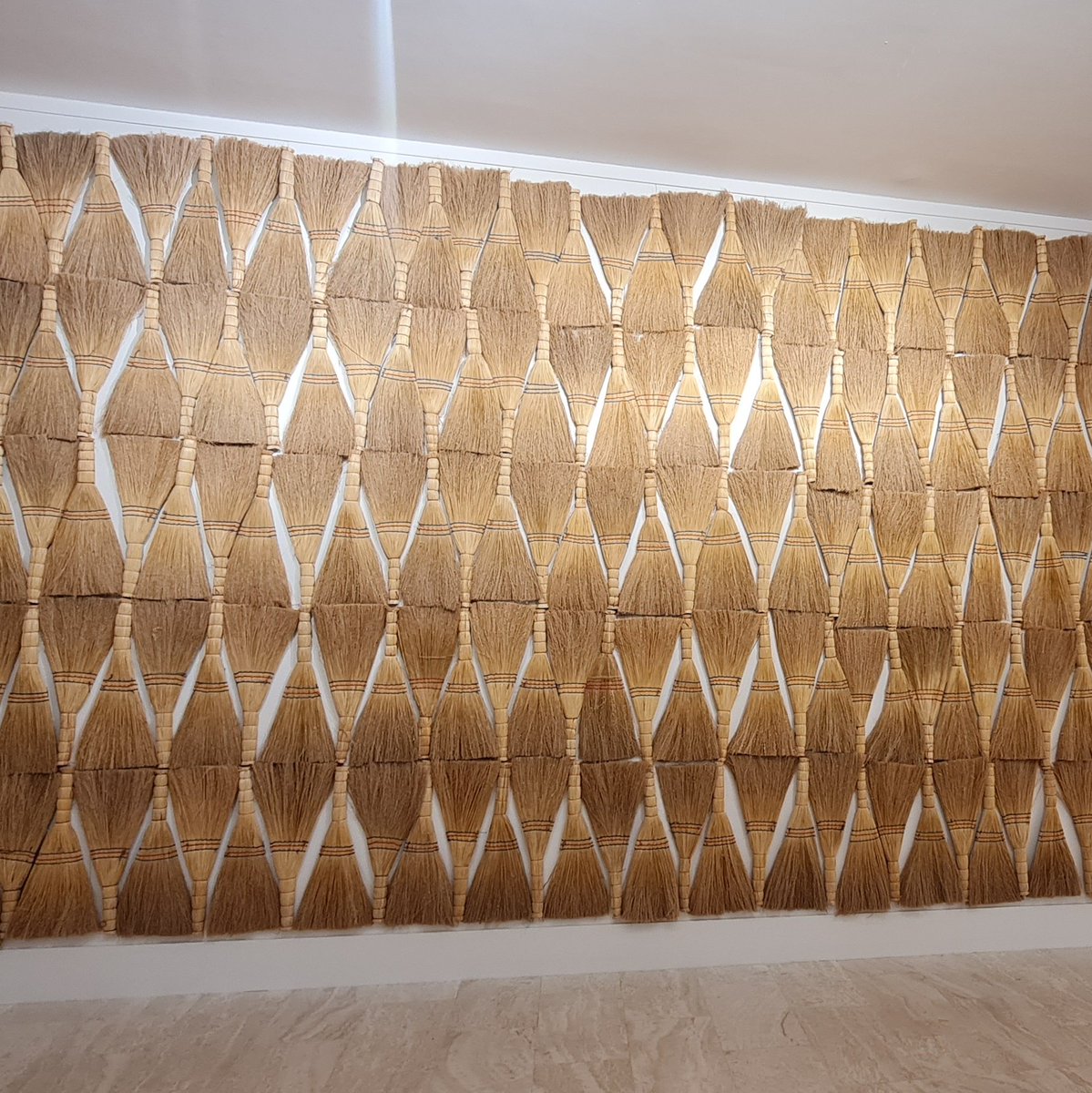 Modycreates's tweet image. حضرت مره معرض للفن اقامته مسك في صالة الامير فيصل بن فهد للفنون، الفنانين المشاركين مابين خليجيين واجانب، عجبتني بعض الاعمال وهذي من ضمنها لكن كفكرة او رسالة ماني فاهمتها بالضبط، لكن اللي ابهرني هو جهودهم في تجميع قطع العمل الفني بهذا العدد والنوع، وهذا مكلف جدا للفنان
#Misk