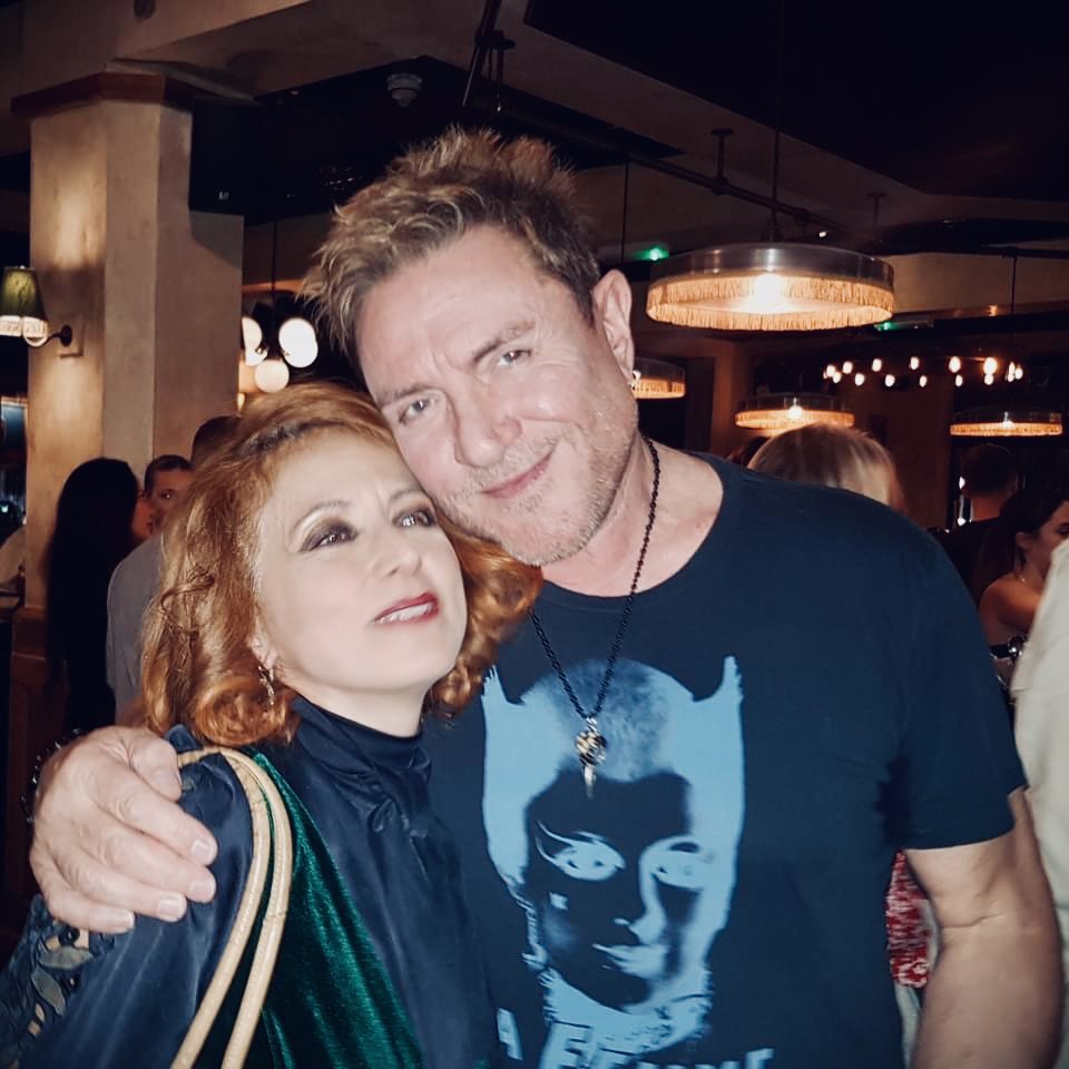 DuranDuranIt's tweet photo. OGGI alle 15 c’è 😍@SimonJCLeBON😍 a #RadioIn #Palermo con @TizianaCosteMod!!!
Appuntamento
- in FM/DAB sui 102 MHz
- in diretta #Facebook 🔗 https://t.co/OtFaEgr0HM
- in #streaming 🔗 https://t.co/3UVGQuBuFq
- e in #app 🔗 https://t.co/0AeQ3FlH4e
#DuranDuran #DanseMacabre https://t.co/0CHjFeCUsB
