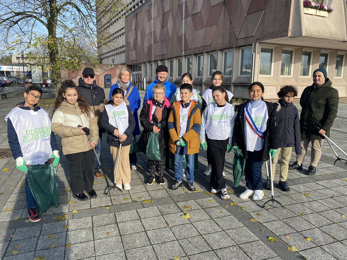 Un grand bravo au conseil des seniors ainsi qu’aux jeunes du conseil municipal des enfants pour leur action de ramassage de déchets réalisée hier aux abords de l’hôtel de ville ! 👏