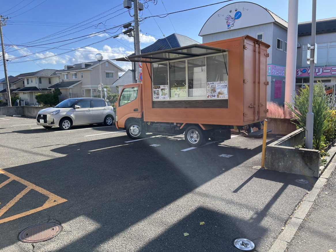 d0LUd93CUFEIYGE's tweet photo. こんにちは、ほのぼの介護地域交流局の鈴木です。ほのぼの介護では毎月2回秋保のさいちのおはぎを販売しています！
先日からはグループ会社のひだまり介護がキッチンカーでおはぎ販売日にあわせて『ハートのおやき』を販売する事になりました。
是非お試しください！ https://t.co/Gx2R6zIkwD