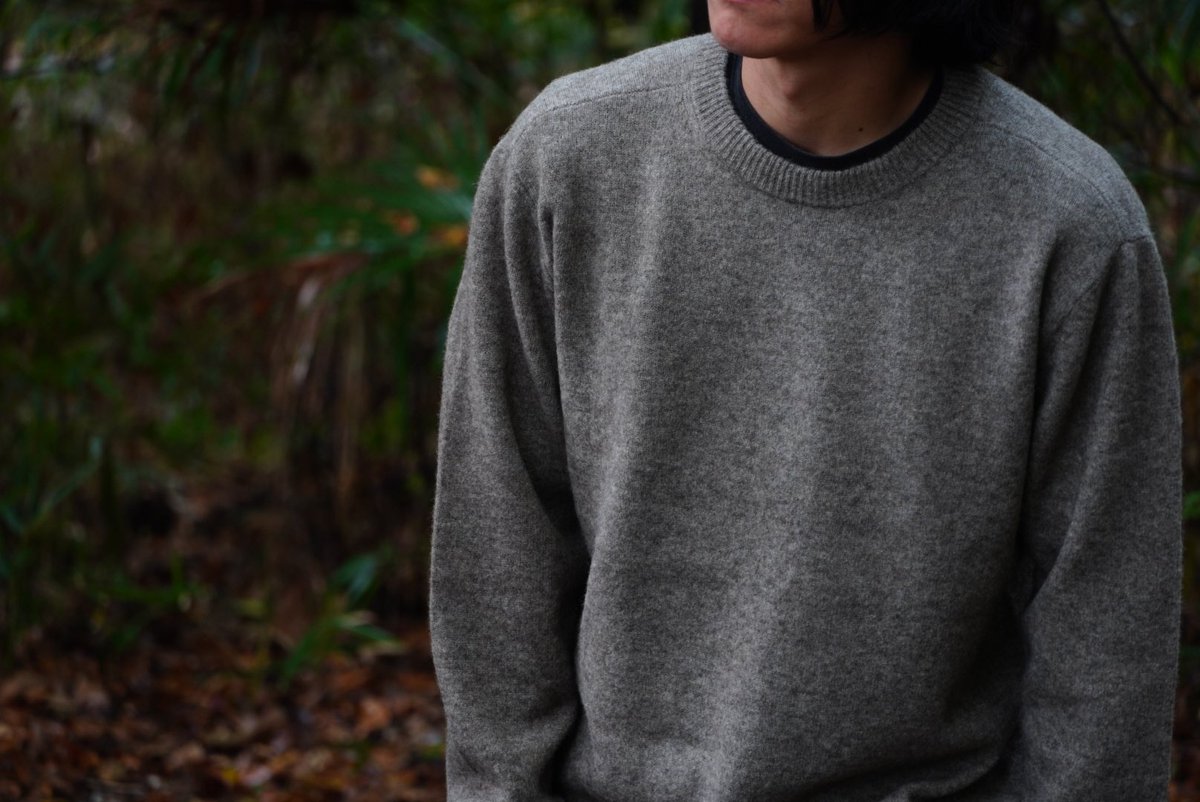 shop_moose's tweet photo. 別注で作ったSTATICのYAK CREWがいい感じです！

個人的にも天然素材のリアルフリースには注目してますが、ヤクのウールは本当にカシミアみたいな肌触りなんです。

それでいて蒸れにくいので普段にも着れるクルーネックのセーターですが、こういうのでサクッと山を歩くのが最近の気分です！オススメ！ https://t.co/hBtmXlBwmF