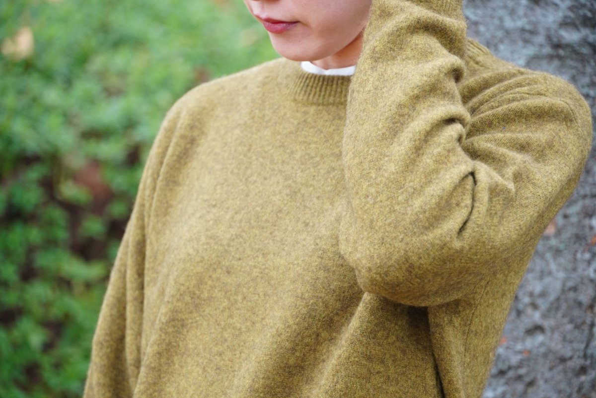 shop_moose's tweet photo. 別注で作ったSTATICのYAK CREWがいい感じです！

個人的にも天然素材のリアルフリースには注目してますが、ヤクのウールは本当にカシミアみたいな肌触りなんです。

それでいて蒸れにくいので普段にも着れるクルーネックのセーターですが、こういうのでサクッと山を歩くのが最近の気分です！オススメ！ https://t.co/hBtmXlBwmF