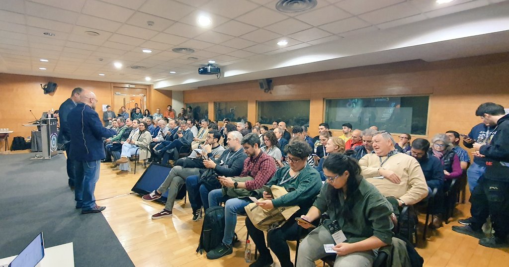 Hoy estamos en #AndalucIA23 presentando el trabajo de <a href="/Conecta13/">Conecta13</a> sobre #IA y Educación.

Y las sensaciones son muy buenas: lleno absoluto en el taller de <a href="/balhisay/">David Álvarez</a> y <a href="/maarizaperez/">Miguel Ariza</a>!!