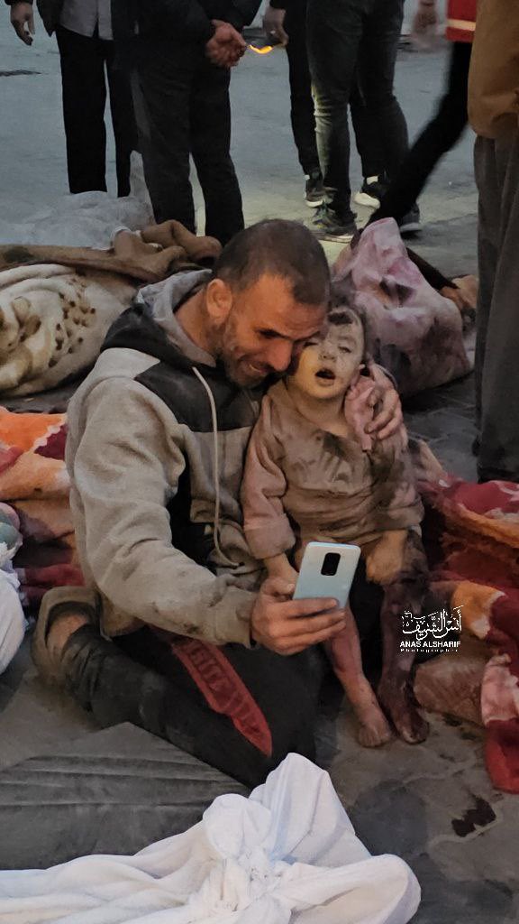 OnlinePalEng's tweet photo. This father took his last photo with his slain daughter. #Gaza https://t.co/KURaeg2suG