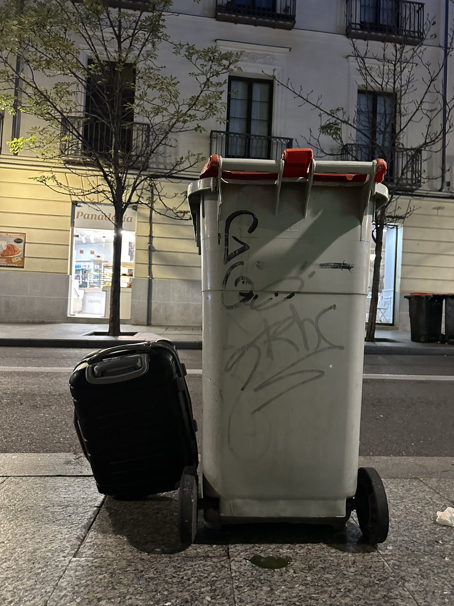 ¡Mi compañera de tantos viajes, de tantas batallas! Se ha quedado en Madrid con tres ruedas, la cuarta se perdió en un viaje entre Londres y Madrid. La dejo con nostalgia después de haberme acompañado por tantos sitios.