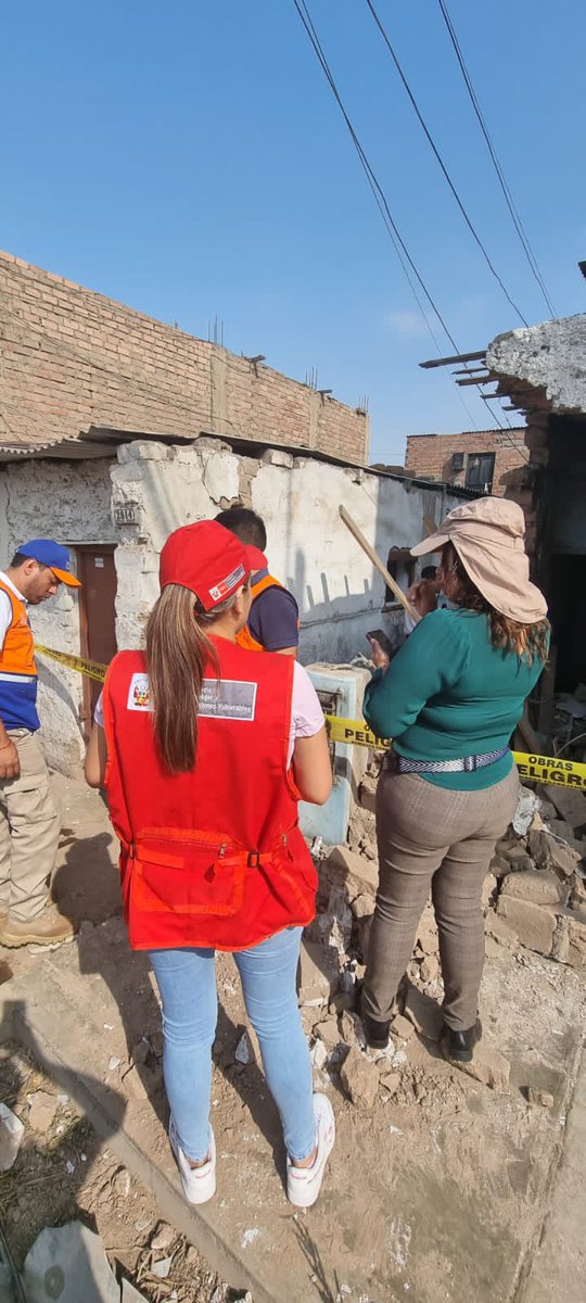 MimpPeru's tweet photo. #MIMPinforma | Ante los hechos ocurridos en el Cercado de Lima, donde las viviendas de 10 personas adultas mayores fueron afectadas. Es importante señalar que están a salvo. Equipo de profesionales del @MimpPeru viene brindando atención, a fin de salvaguardar su integridad. https://t.co/XiGJ00j9Nf