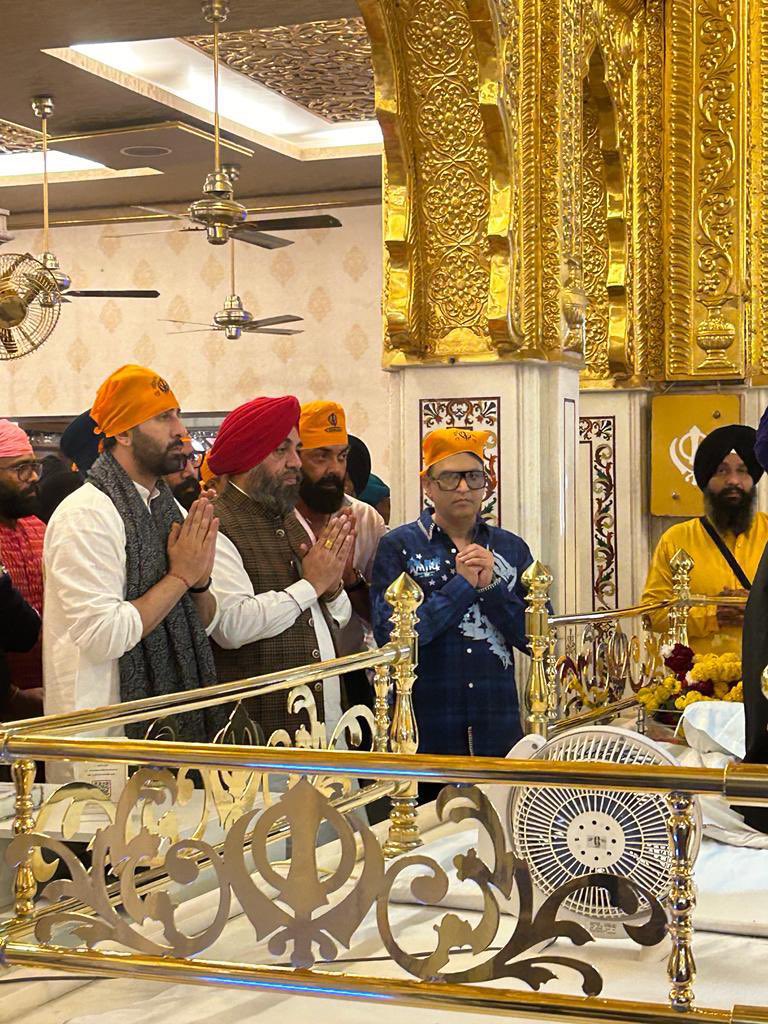 After setting Mumbai and Delhi ablaze with the trailer preview and launch, Team #Animal #RanbirKapoor, #BobbyDeol, Director #SandeepReddyVanga, Producer #BhushanKumar, #PranayReddyVanga, and #ShivChanana, pays a visit to Bangla Saheb Gurudwara in Delhi. ✨🙌🏻 Trailer