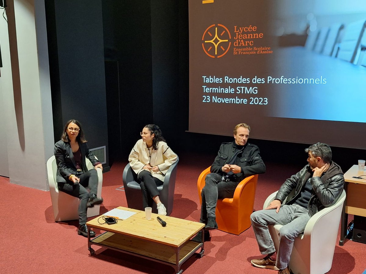 Frederic_SAUTON's tweet photo. Aujourd'hui, nos élèves de terminale #stmg ont pu participer à des tables rondes avec des professionnels des métiers de la communication, des RH, de la vente ou de la finance 
C'est l'occasion d'avoir un esprit de curiosité et d'ouverture en cette année  d'orientation https://t.co/FJkNOn4iKb