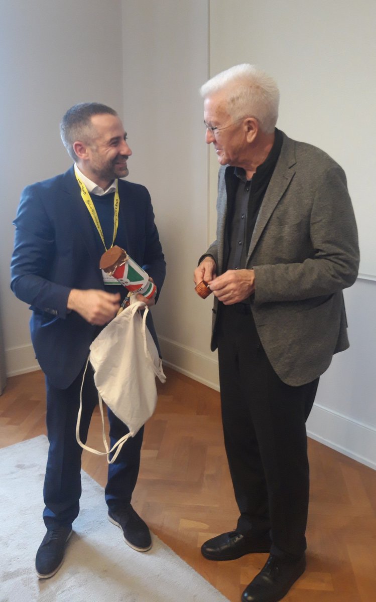 BwBurundi's tweet photo. 🎉Un moment particulier : Philipp Keil invite personnellement le ministre-président #Kretschmann à la cérémonie de jumelage entre @thelaend et #Burundi ! Il a été enthousiasmé par les cadeaux reçus de 🇧🇮.
#bwburundi #abtwip https://t.co/k55tl0wvBQ