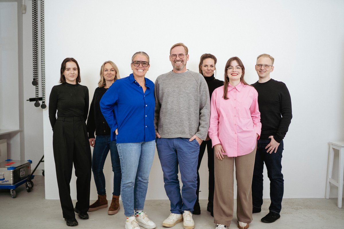 Vast Forward's 15th anniversary - what better reason to gather the team in Hamburg and pop some corks?
Man did we have a blast! We really enjoyed our little birthday party, including a photo shoot and a "15th" birthday cake.
Find out more about our event: vast-green.com/15-years-team-…