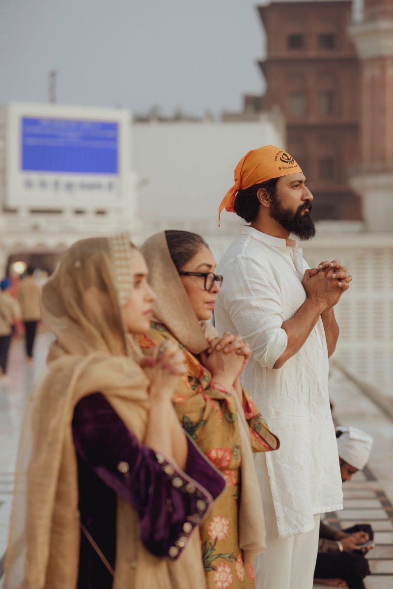 #VickyKaushal, #SanyaMalhotra & #MeghnaGulzar visit Golden Temple!