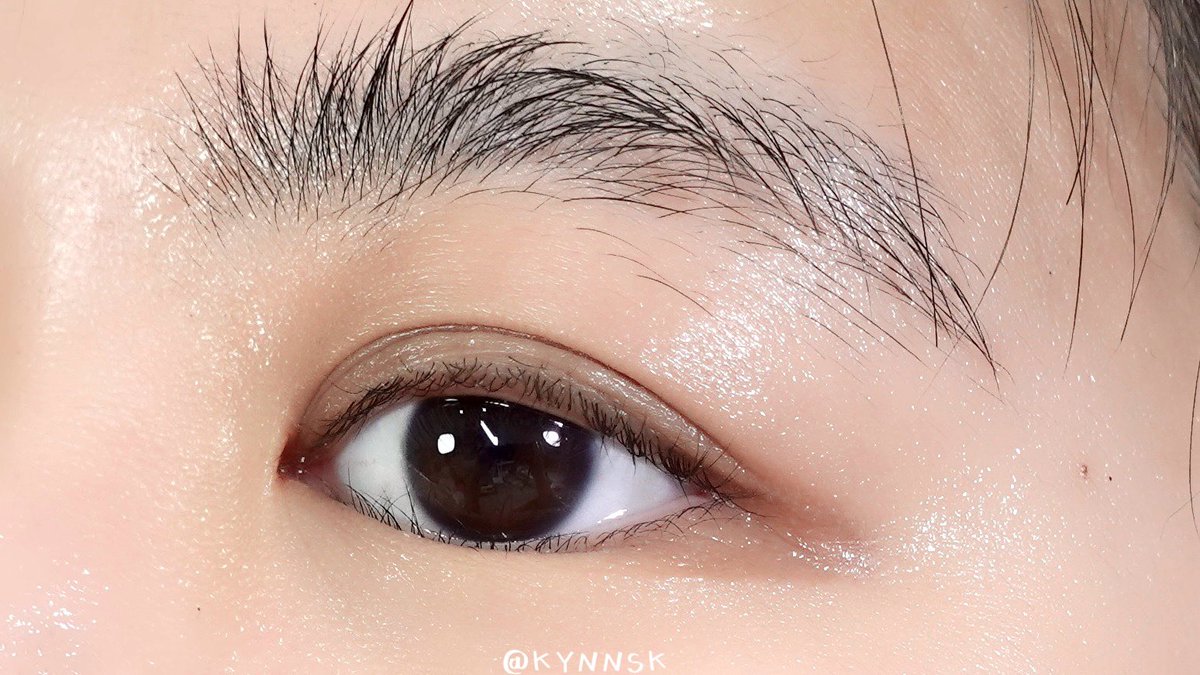 kynnsk's tweet photo. ใครที่อายุ 25+ ขึ้นแล้วกังวลเรื่องริ้วรอยรอบดวงตาแบบเรา ขอแนะนำ Clarins Double Serum Eye ขวดนี้เลย ช่วยให้ผิวใต้ตายืดหยุ่น กระชับ ผิวใต้ตาเรียบเนียนขึ้น เวลาแต่งตาก็ไม่เป็นคราบ ไม่ crack เนื้อเซรั่มไม่เหนอะ ใช้ได้เช้าเย็นเลย เวลากดออกมาจะมี 2 ฝั่ง ก่อนใช้ก็ผสมเนื้อให้เข้ากันแล้วทารอบดวงตาได้เลย