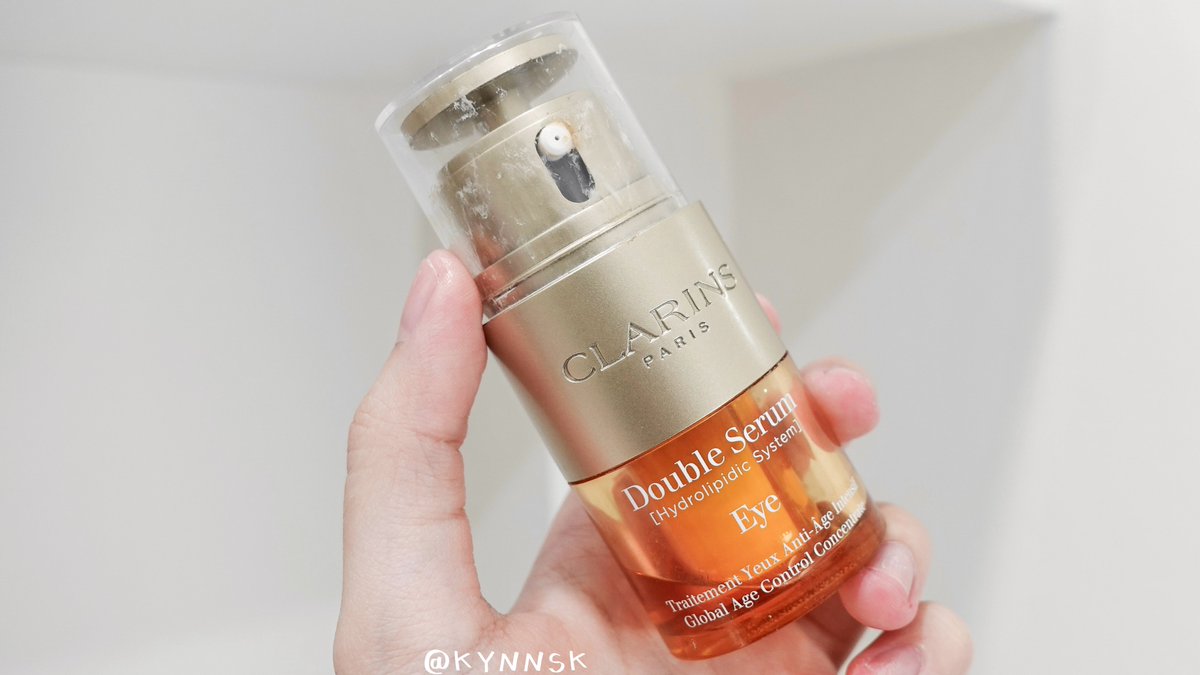 kynnsk's tweet photo. ใครที่อายุ 25+ ขึ้นแล้วกังวลเรื่องริ้วรอยรอบดวงตาแบบเรา ขอแนะนำ Clarins Double Serum Eye ขวดนี้เลย ช่วยให้ผิวใต้ตายืดหยุ่น กระชับ ผิวใต้ตาเรียบเนียนขึ้น เวลาแต่งตาก็ไม่เป็นคราบ ไม่ crack เนื้อเซรั่มไม่เหนอะ ใช้ได้เช้าเย็นเลย เวลากดออกมาจะมี 2 ฝั่ง ก่อนใช้ก็ผสมเนื้อให้เข้ากันแล้วทารอบดวงตาได้เลย