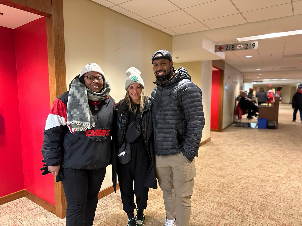 NinaTinari's tweet image. What a fun night for #MondayNightFootball @Eagles vs @Chiefs with these two @GEHAField @jeffporter1 #dpricetaylor @thekccurrent Go Birds 🦅!!!