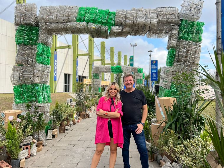 Siempre Juntos transmite desde Complejo Ferial

@AgustinaVivanco y <a href="/GHemmerling/">Guillermo Hemmerling</a> se trasladaron al predio de zona norte, en el marco de la tercera Cumbre Mundial de Economía Circular ow.ly/TaFg50QaGCM