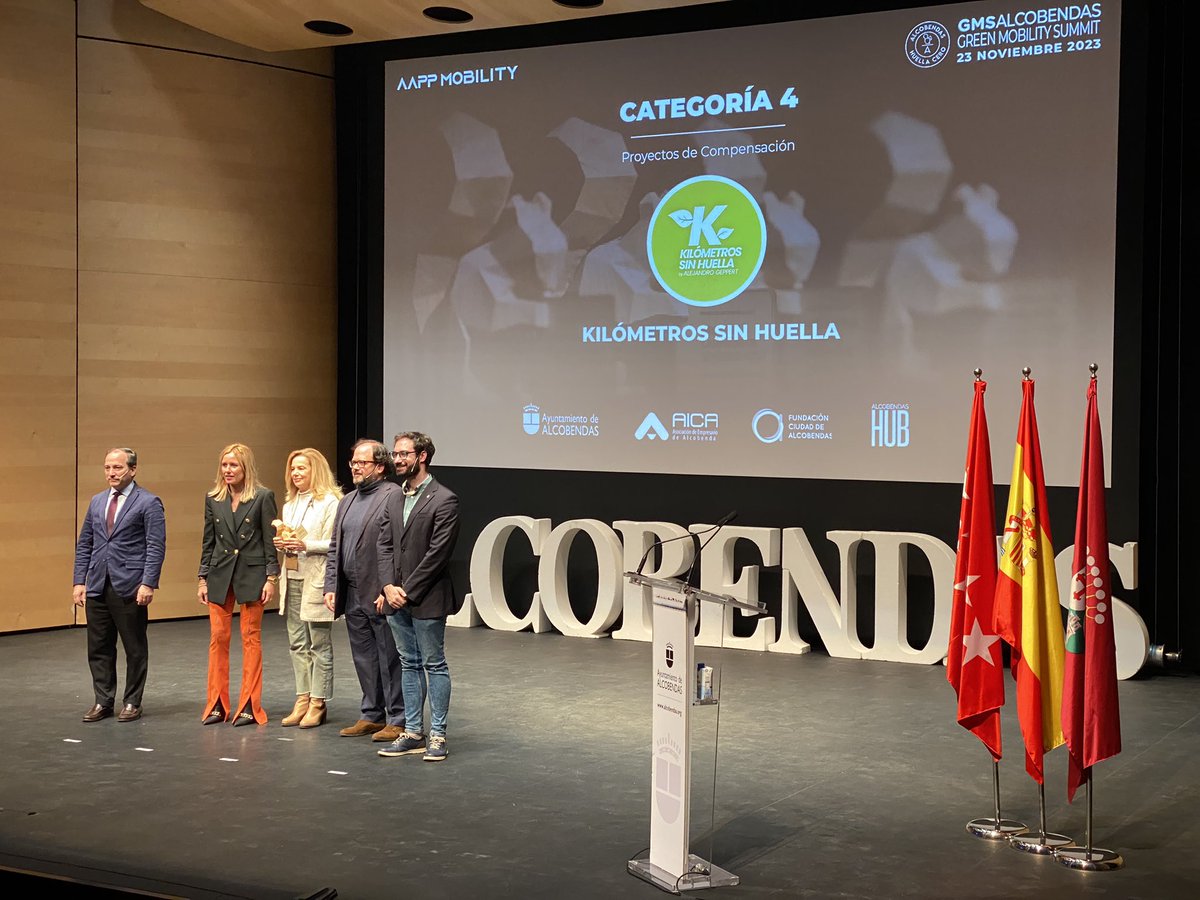 AICAempresarios's tweet photo. Los Premios Alcobendas Huella Cero cierran esta tercera edición del #GreenMobilitySummit.
Los premiados de esta segunda edición han sido @drivalia @Colegio_Brains @CARDIVAGROUP y Kilómetros sin huella.
¡Enhorabuena!
@AlcobendasHub @FCD_Alcobendas @Alcobendas_ayto https://t.co/3YTkve8Gtm