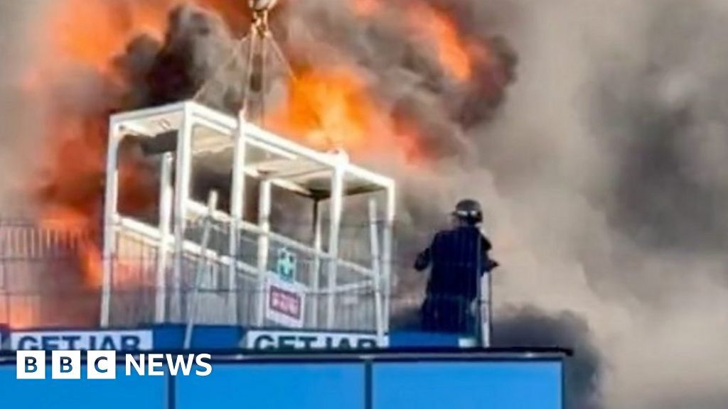 TOPXNews's tweet image. 🔥 Crane rescues worker next to burning high rise 🔥
A commercial building on Station Hill in Reading was engulfed in flames, resulting in two individuals being hospitalized. Stay updated with the full details here: ift.tt/Upk9e6t #ReadingFire #BreakingNews