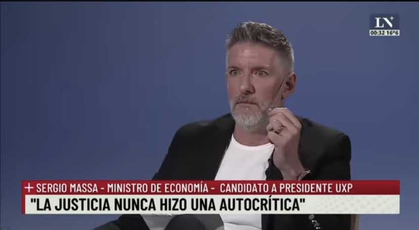 Juanolitico's tweet photo. Novaresio entrevistando a Massa / Novaresio cuando le dicen puto horrendo en la cara https://t.co/ppa2PoyUrK