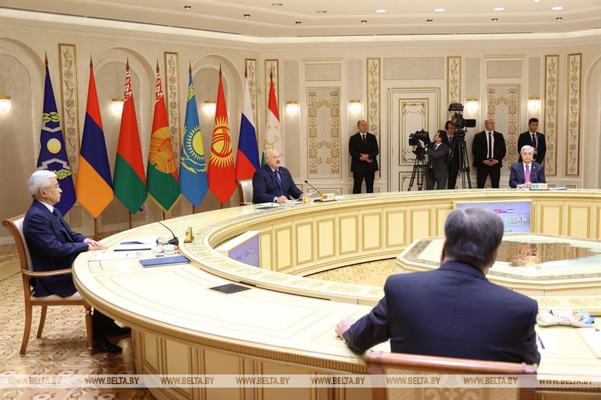 BelarusEmbDe's tweet photo. 🇧🇾 Präsident Alexander #Lukaschenko bei der Sitzung des Rates der Organisation des Vertrags über kollektive Sicherheit in #Minsk: #OVKS @CSTO_ODKB bleibt unverzichtbarer Bestandteil der eurasischen Sicherheit ➡️ https://t.co/wClPJPB7Ol https://t.co/F0W0AvOgQ7