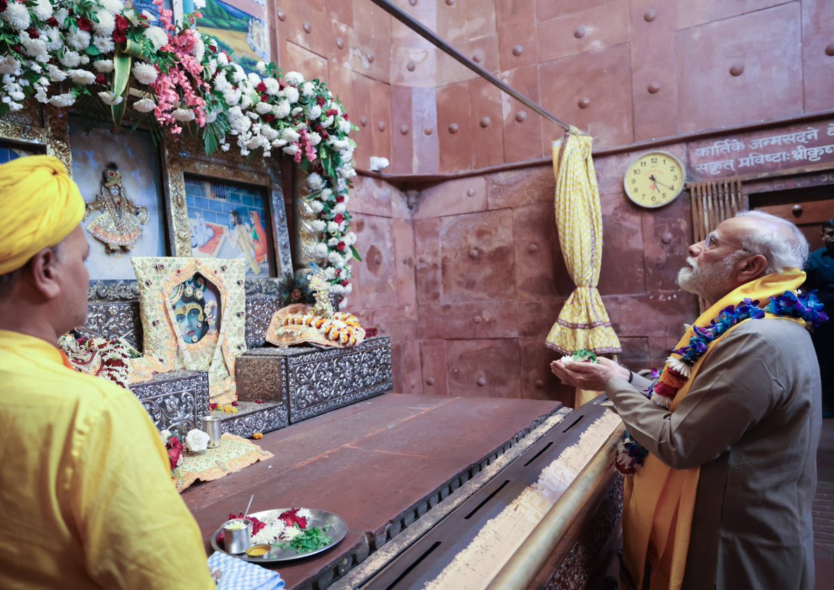 narendramodi's tweet photo. मथुरा में श्री कृष्ण जन्मभूमि मंदिर में दिव्य पूजन का सौभाग्य मिला। ब्रज के कण-कण में बसे गिरधर गोपाल के मनोहारी दर्शन ने भाव-विभोर कर दिया! मैंने उनसे देशभर के अपने सभी परिवारजनों के लिए सुख-समृद्धि और कल्याण की कामना की। https://t.co/fJhr07oLOF