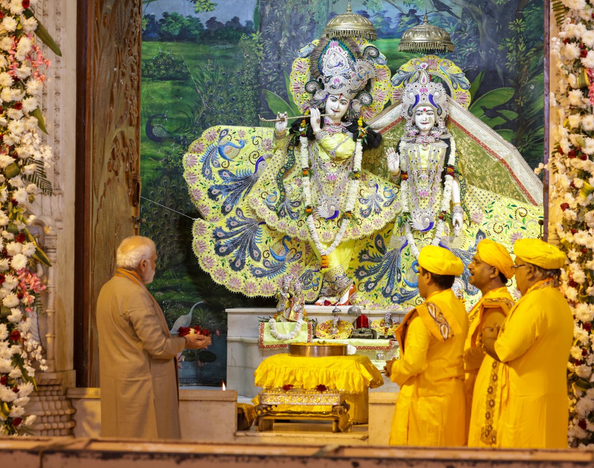 मथुरा में श्री कृष्ण जन्मभूमि मंदिर में दिव्य पूजन का सौभाग्य मिला। ब्रज के कण-कण में बसे गिरधर गोपाल के मनोहारी दर्शन ने भाव-विभोर कर दिया! मैंने उनसे देशभर के अपने सभी परिवारजनों के लिए सुख-समृद्धि और कल्याण की कामना की।